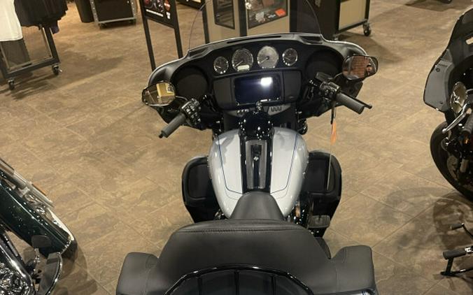 2025 Harley-Davidson® Tri Glide® Ultra ATLAS SLV MTLIC W/ PINSTRIP