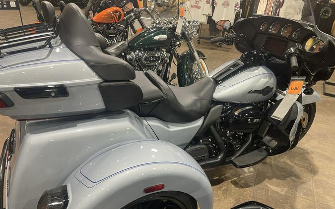 2025 Harley-Davidson® Tri Glide® Ultra ATLAS SLV MTLIC W/ PINSTRIP