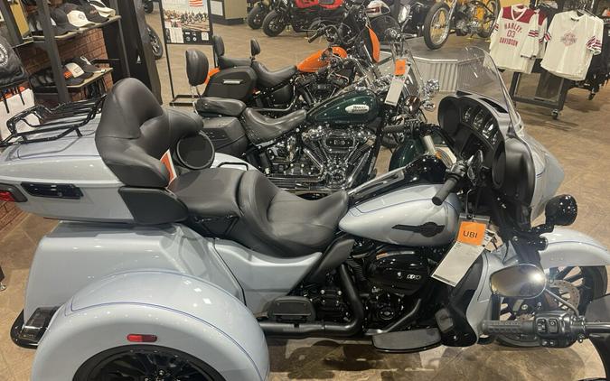 2025 Harley-Davidson® Tri Glide® Ultra ATLAS SLV MTLIC W/ PINSTRIP