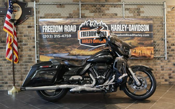 2017 CVO™ Street Glide® (FLHXSE)