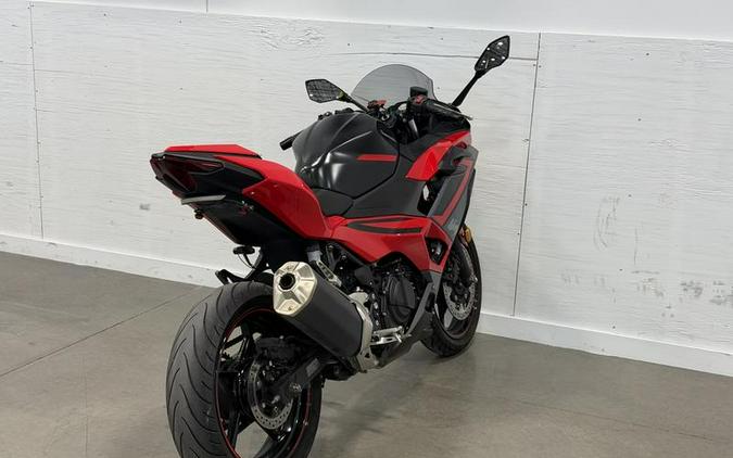 2025 Kawasaki Ninja® 500 ABS Passion Red/Metallic Flat Spark Black