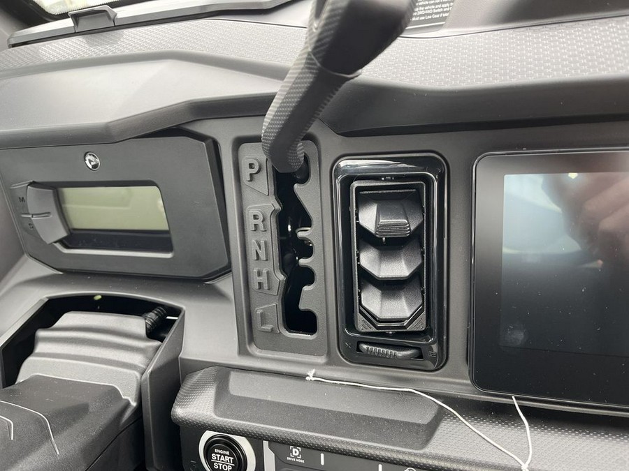 2026 Can-Am DEFENDER XT CAB HD11 W/10.25In" INFO - STEALTH BLACK