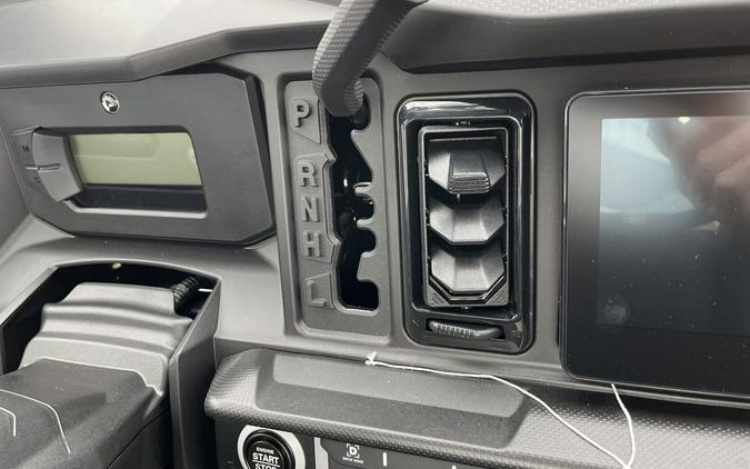 2026 Can-Am DEFENDER XT CAB HD11 W/10.25In" INFO - STEALTH BLACK