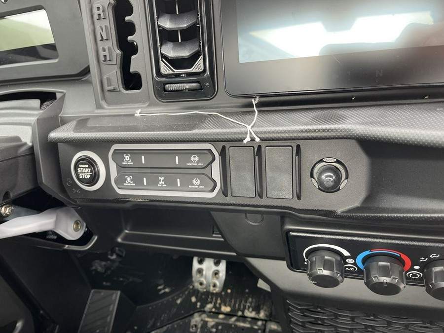 2026 Can-Am DEFENDER XT CAB HD11 W/10.25In" INFO - STEALTH BLACK