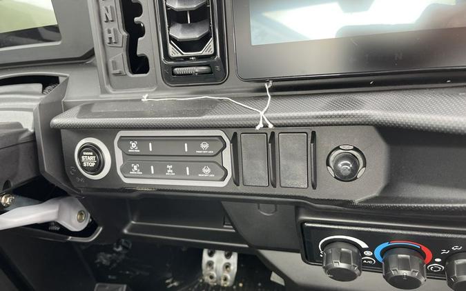 2026 Can-Am DEFENDER XT CAB HD11 W/10.25In" INFO - STEALTH BLACK