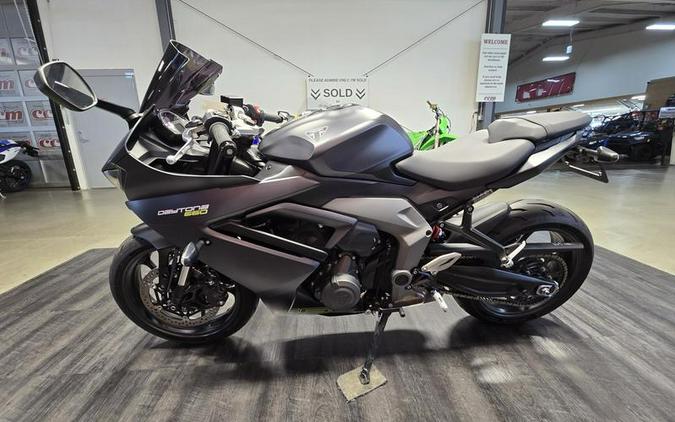 2025 Triumph Daytona 660 Snowdonia White/Sapphire Black