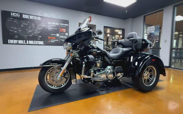 2024 Harley-Davidson® Tri Glide® Ultra Vivid Black