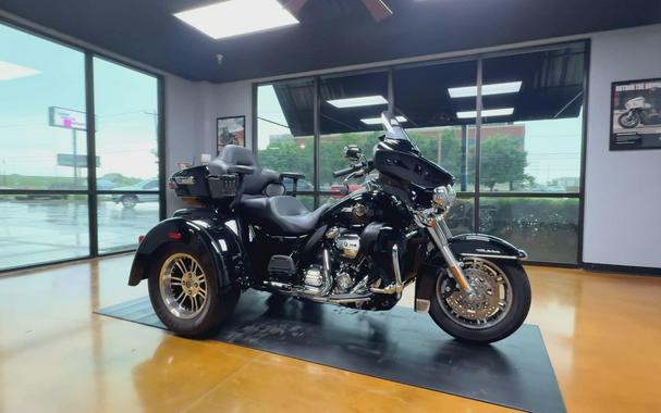 2024 Harley-Davidson® Tri Glide® Ultra Vivid Black