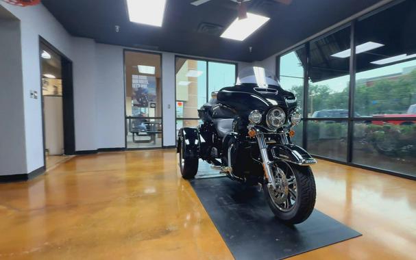 2024 Harley-Davidson® Tri Glide® Ultra Vivid Black