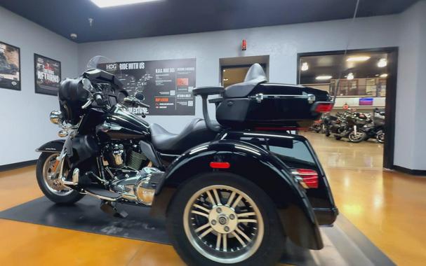 2024 Harley-Davidson® Tri Glide® Ultra Vivid Black