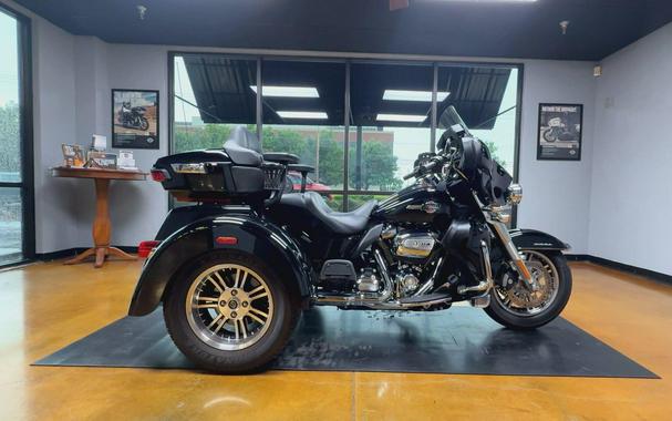 2024 Harley-Davidson® Tri Glide® Ultra Vivid Black