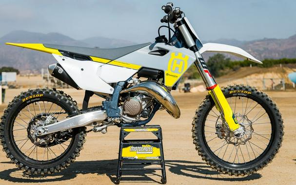 ALL-NEW 2023 HUSQVARNA TC125 FUEL-INJECTED TWO-STROKE // MXA’S FIRST RIDE