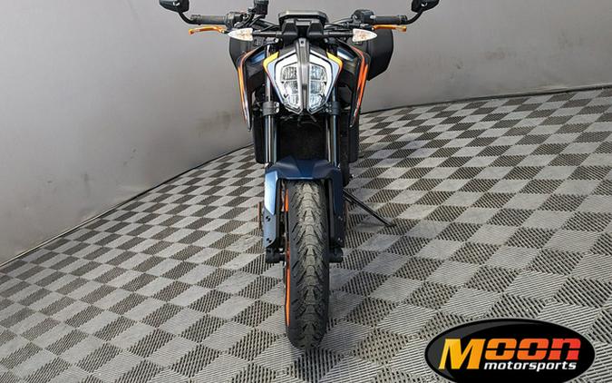 2022 KTM Duke 890 R