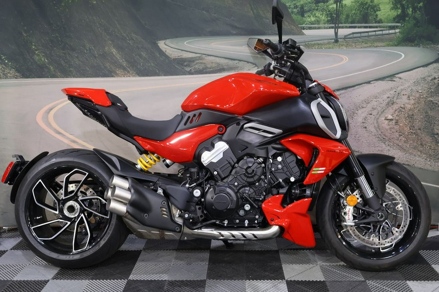 2023 Ducati Diavel V4 Ducati Red