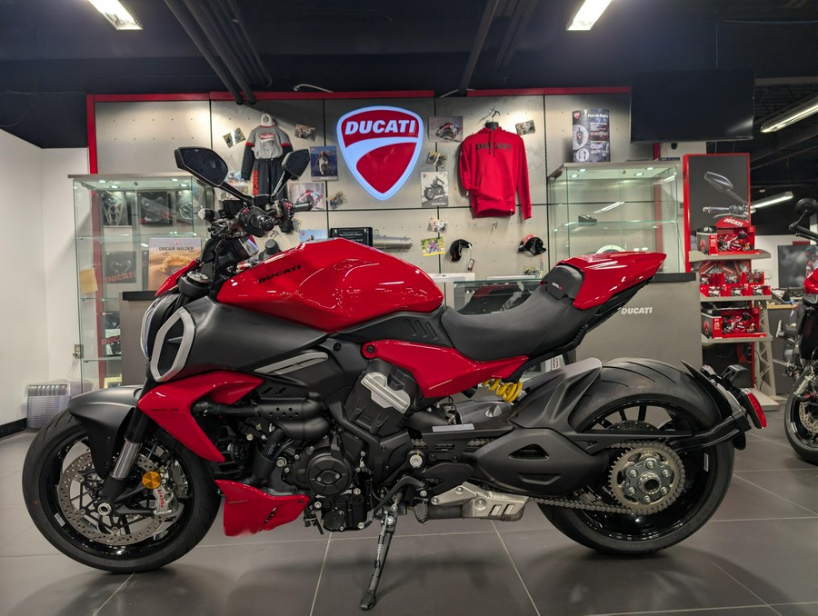 2026 Ducati DIAVEL V4