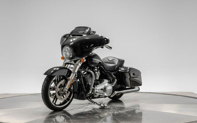 2018 HARLEY-DAVIDSON FLHX STREET GLIDE in Vivid Black