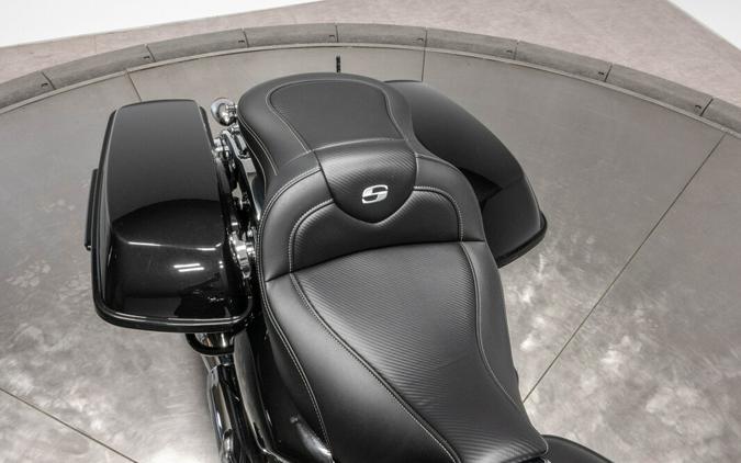2018 HARLEY-DAVIDSON FLHX STREET GLIDE in Vivid Black