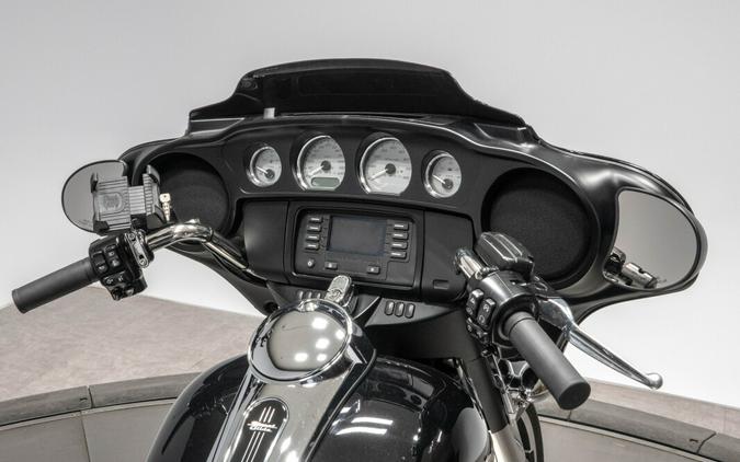 2018 HARLEY-DAVIDSON FLHX STREET GLIDE in Vivid Black