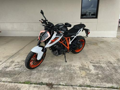 Comparison Ride Review: 2017 Aprilia Tuono V4 1100 vs. 2017 KTM Super Duke 1290 R