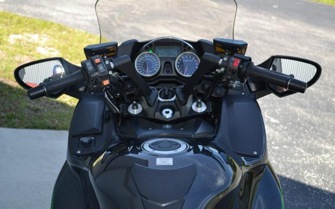2018 Kawasaki Concours® 14 ABS Metallic Carbon Gray