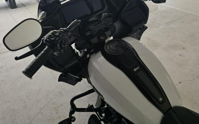 2024 Harley-Davidson® Road Glide® White Onyx Pearl - Black Finish