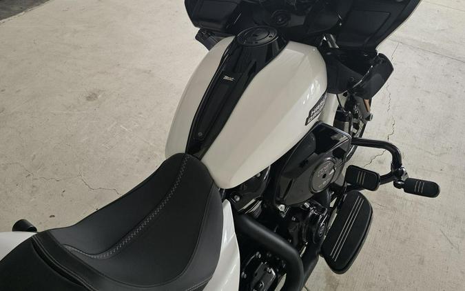 2024 Harley-Davidson® Road Glide® White Onyx Pearl - Black Finish