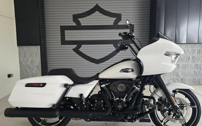 2024 Harley-Davidson® Road Glide® White Onyx Pearl - Black Finish