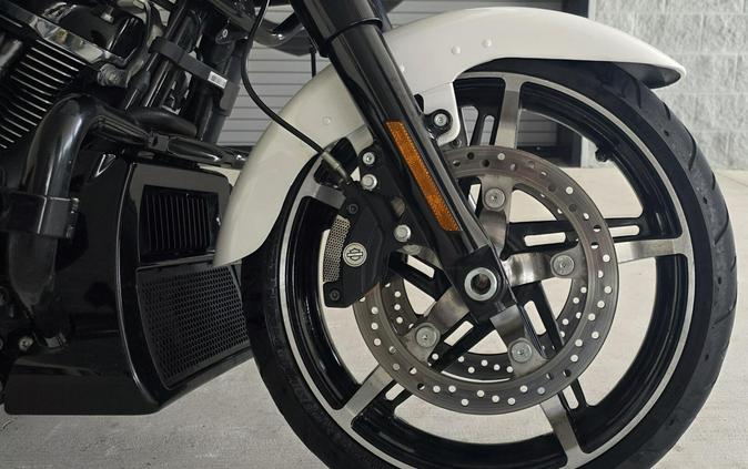 2024 Harley-Davidson® Road Glide® White Onyx Pearl - Black Finish