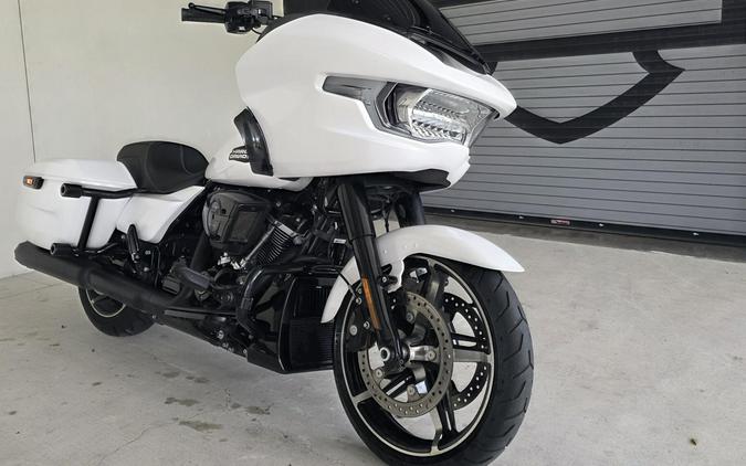 2024 Harley-Davidson® Road Glide® White Onyx Pearl - Black Finish