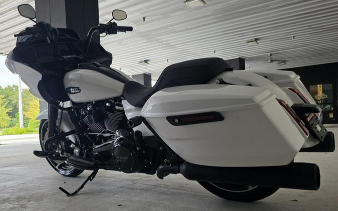 2024 Harley-Davidson® Road Glide® White Onyx Pearl - Black Finish