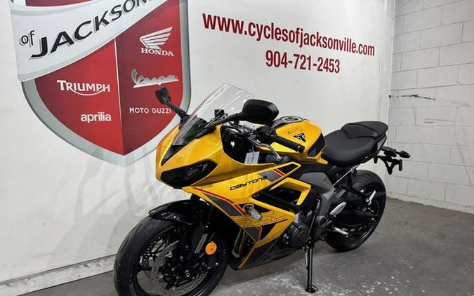 2026 Triumph Daytona 660 Cosmic Yellow / Sapphire Black 660
