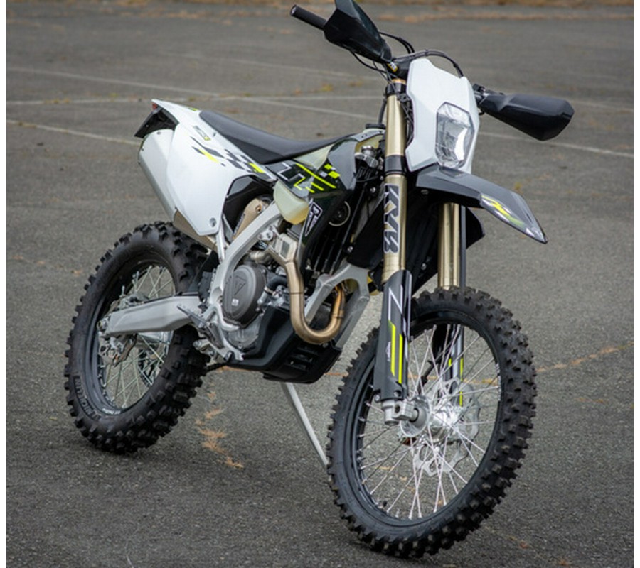 2026 Triumph TF 250-E Jet Black/Pure White