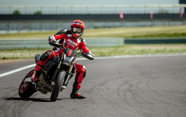 2027 Ducati Hypermotard 698 Mono Nera