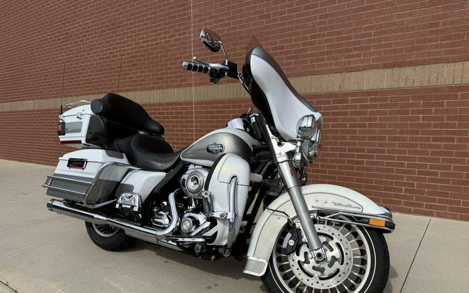 2009 Harley-Davidson® Electra Glide® Ultra Classic® Two-Tone White Gold Pearl/Pewter Pearl
