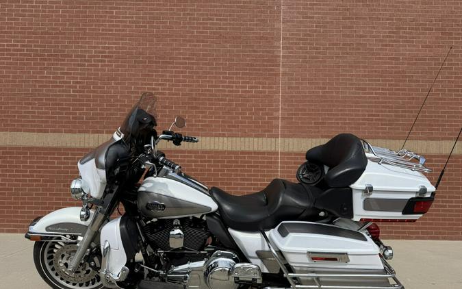 2009 Harley-Davidson® Electra Glide® Ultra Classic® Two-Tone White Gold Pearl/Pewter Pearl