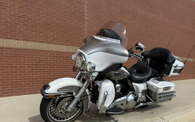 2009 Harley-Davidson® Electra Glide® Ultra Classic® Two-Tone White Gold Pearl/Pewter Pearl