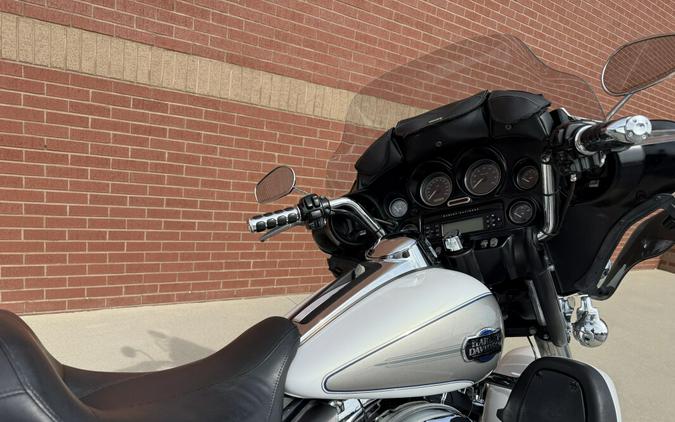 2009 Harley-Davidson® Electra Glide® Ultra Classic® Two-Tone White Gold Pearl/Pewter Pearl