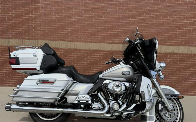 2009 Harley-Davidson® Electra Glide® Ultra Classic® Two-Tone White Gold Pearl/Pewter Pearl