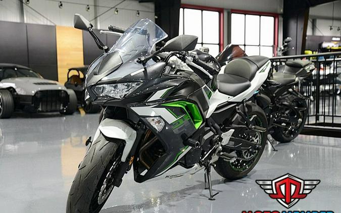 2022 Kawasaki Ninja 650 Pearl Robotic White/Metallic Carbon Gra