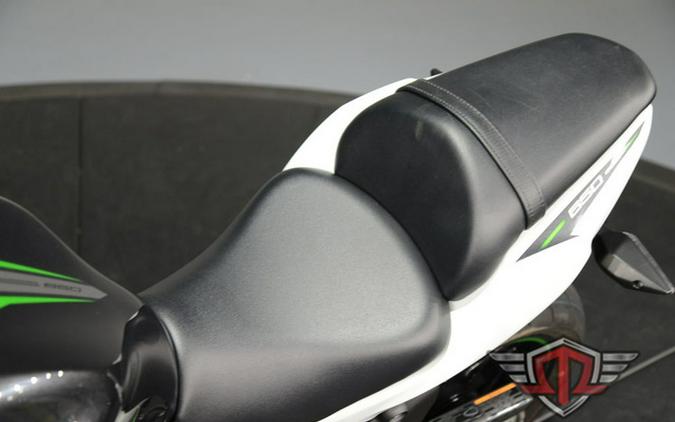 2022 Kawasaki Ninja 650 Pearl Robotic White/Metallic Carbon Gra