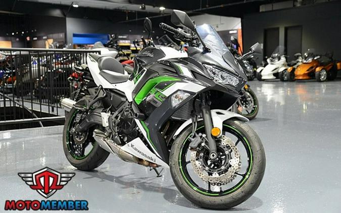 2022 Kawasaki Ninja 650 Pearl Robotic White/Metallic Carbon Gra