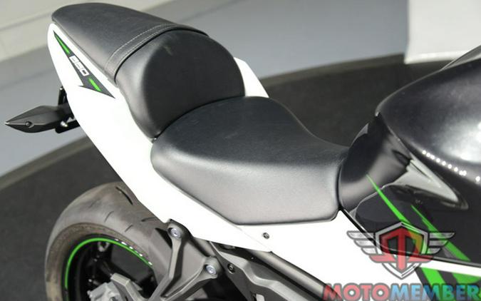 2022 Kawasaki Ninja 650 Pearl Robotic White/Metallic Carbon Gra