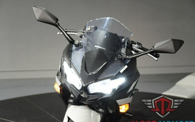 2022 Kawasaki Ninja 650 Pearl Robotic White/Metallic Carbon Gra