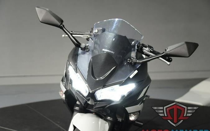 2022 Kawasaki Ninja 650 Pearl Robotic White/Metallic Carbon Gra