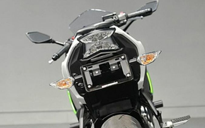 2022 Kawasaki Ninja 650 Pearl Robotic White/Metallic Carbon Gra