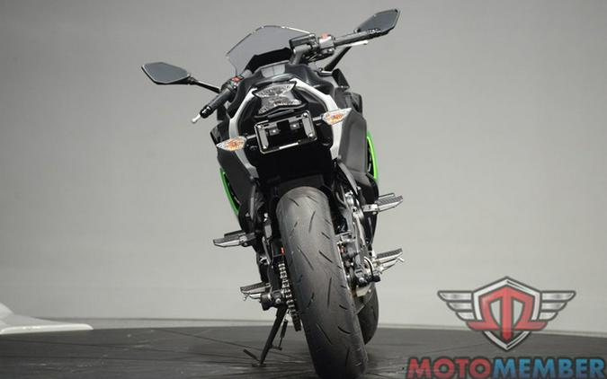 2022 Kawasaki Ninja 650 Pearl Robotic White/Metallic Carbon Gra