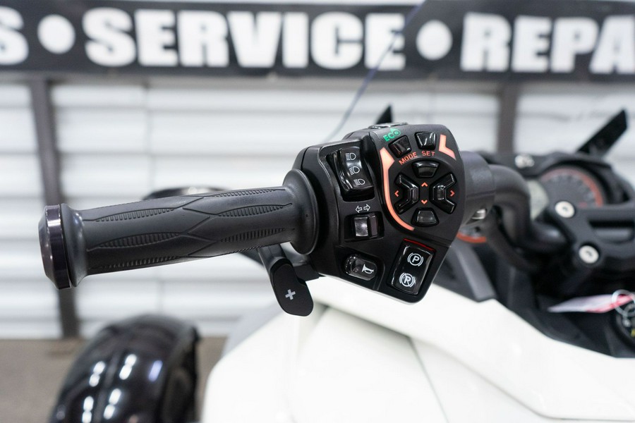2015 Can-Am Spyder® F3 SE6