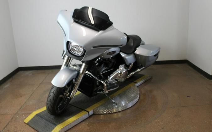 Harley-Davidson® Street Glide® 2024 Vivid Black