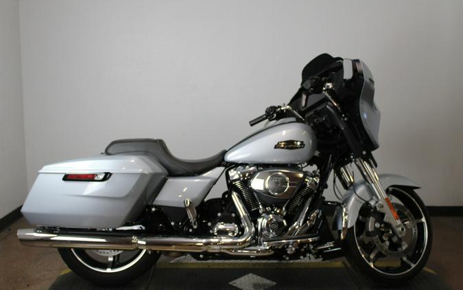 Harley-Davidson® Street Glide® 2024 Vivid Black