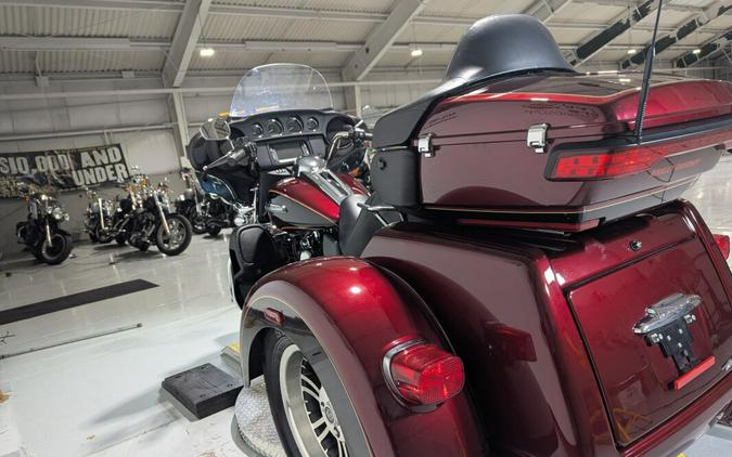 2014 Harley-Davidson® Tri Glide® Ultra Two-Tone Mysterious Red Sunglo/Blackened Cayenne Sunglo
